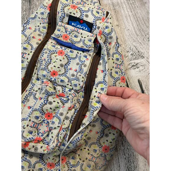 KAVU Women’s Floral Print Rope Sling Pack - Picture 4 of 8